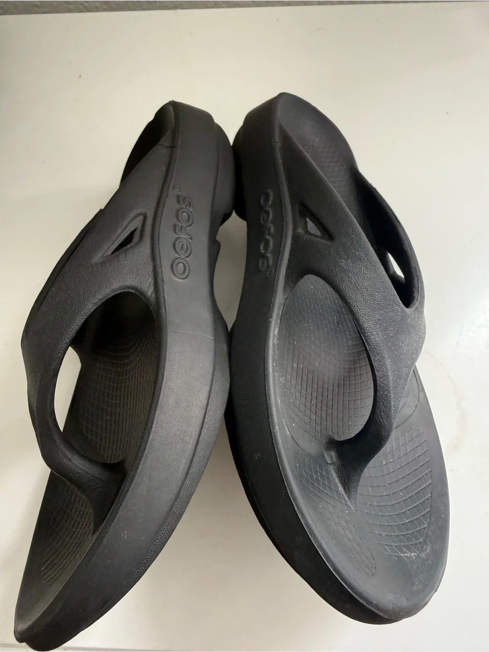 OOFOS Sandals Women size 5 Black Recovery Flip Sandals - Cushioned Foam Thong
